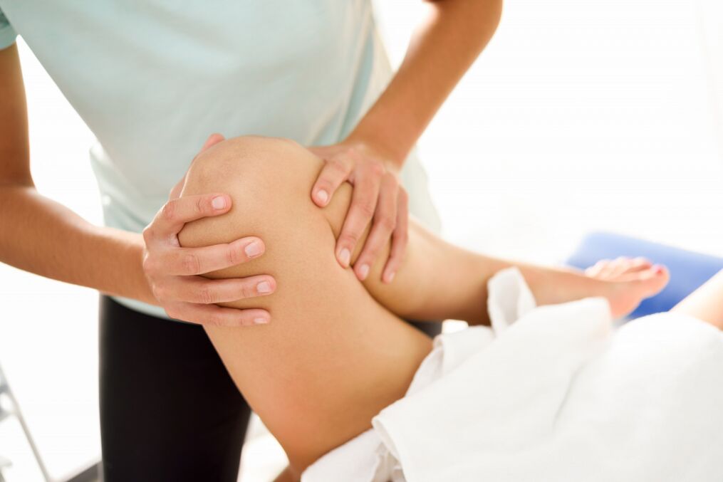 Specialistul face masajul terapeutic cu artroza genunchiului