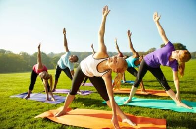 Efectuarea unui set de exerciții pentru întărirea mușchilor spatelui cu osteocondroză toracică