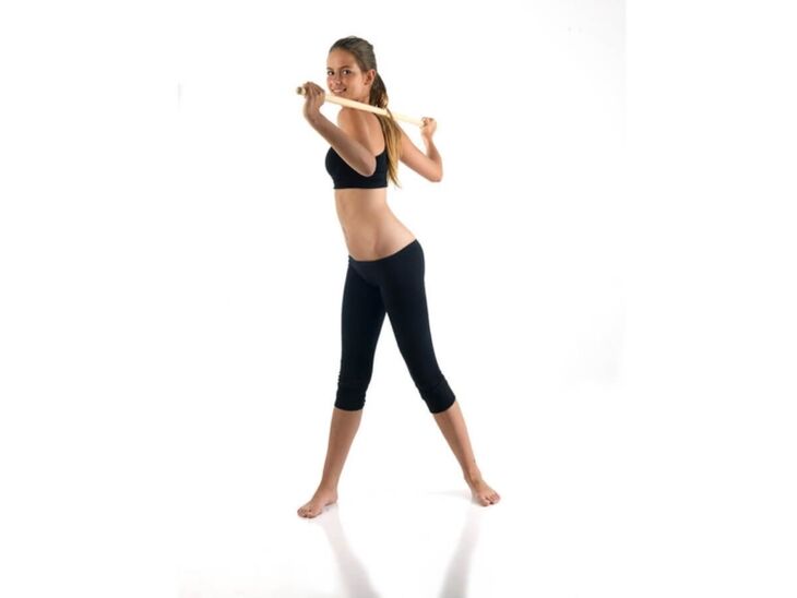 Faceți exerciții cu un băț pentru a întări și dezvolta mușchii spatelui cu osteocondroză toracică