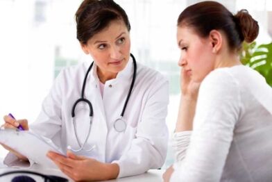 Un neurolog prescrie unui pacient un tratament medicamentos pentru osteocondroza toracică.